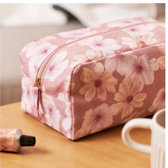 🌸 Floral Zipper Pouch – Wellness, Office or Makeup Essentials - Picture 3 of 14